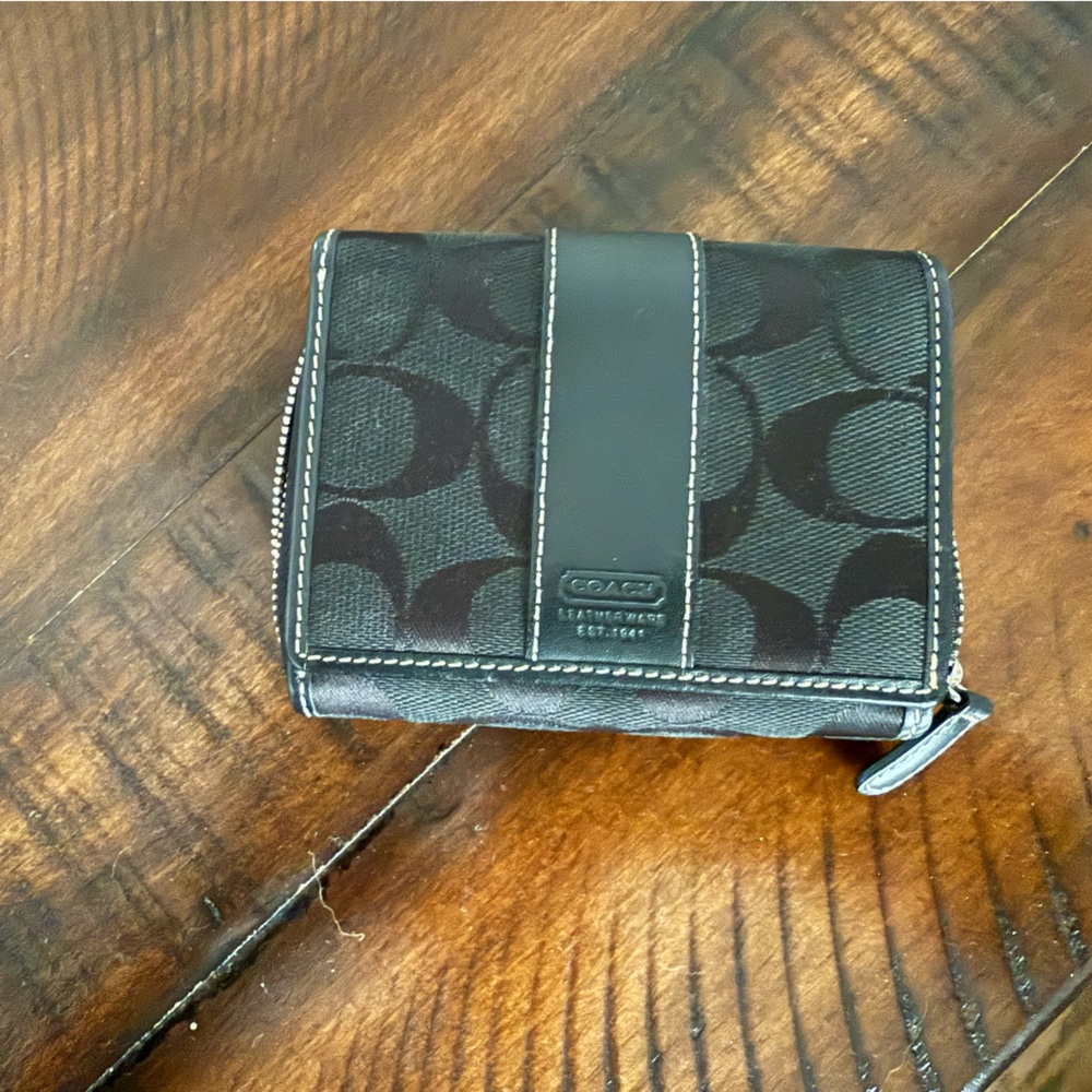 Coach Black Leather Flap Wallet Sleek Design